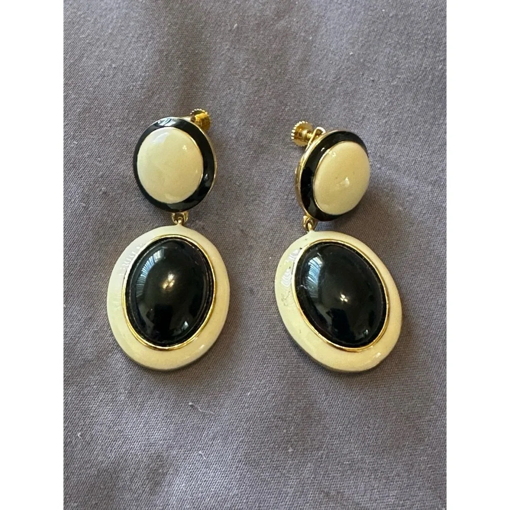 JOAN RIVERS STAMPED BLACK & WHITE ENAMEL DROP CLIP ON COMFORT HANGING EARRINGS - Picture 4 of 10